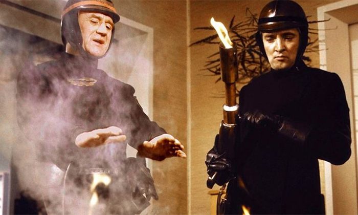 در فیلمهایی مانند Metropolis,' 1927 حضور روبات ها و در فیلم Fahrenheit 451,' 1966 ساخت ایربادها پیش بینی شده بود