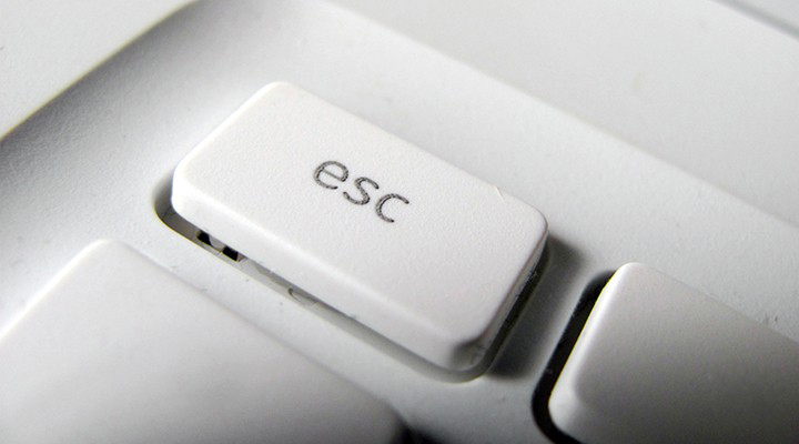 کلید Esc را فشار دهید تا شماره در هدر و پاورقی ثبت شود.